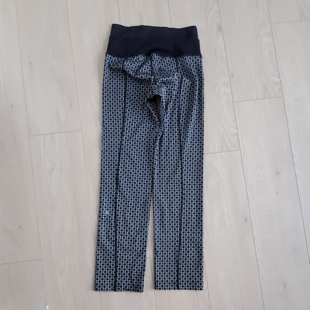 Lululemon Print Yoga Pants in Size 6 - Picture 3 of 5